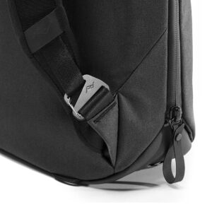 Peak-Design-Everyday-Totepack-20l-black-5 Lähikuva Peak Design Everyday Totepack 20L v2 -malliston mustasta rinkasta, jossa korostuvat pehmustetun olkahihnan kiinnittävä metallisolki ja vetoketju, jossa on suuri, soikea vetokieleke.