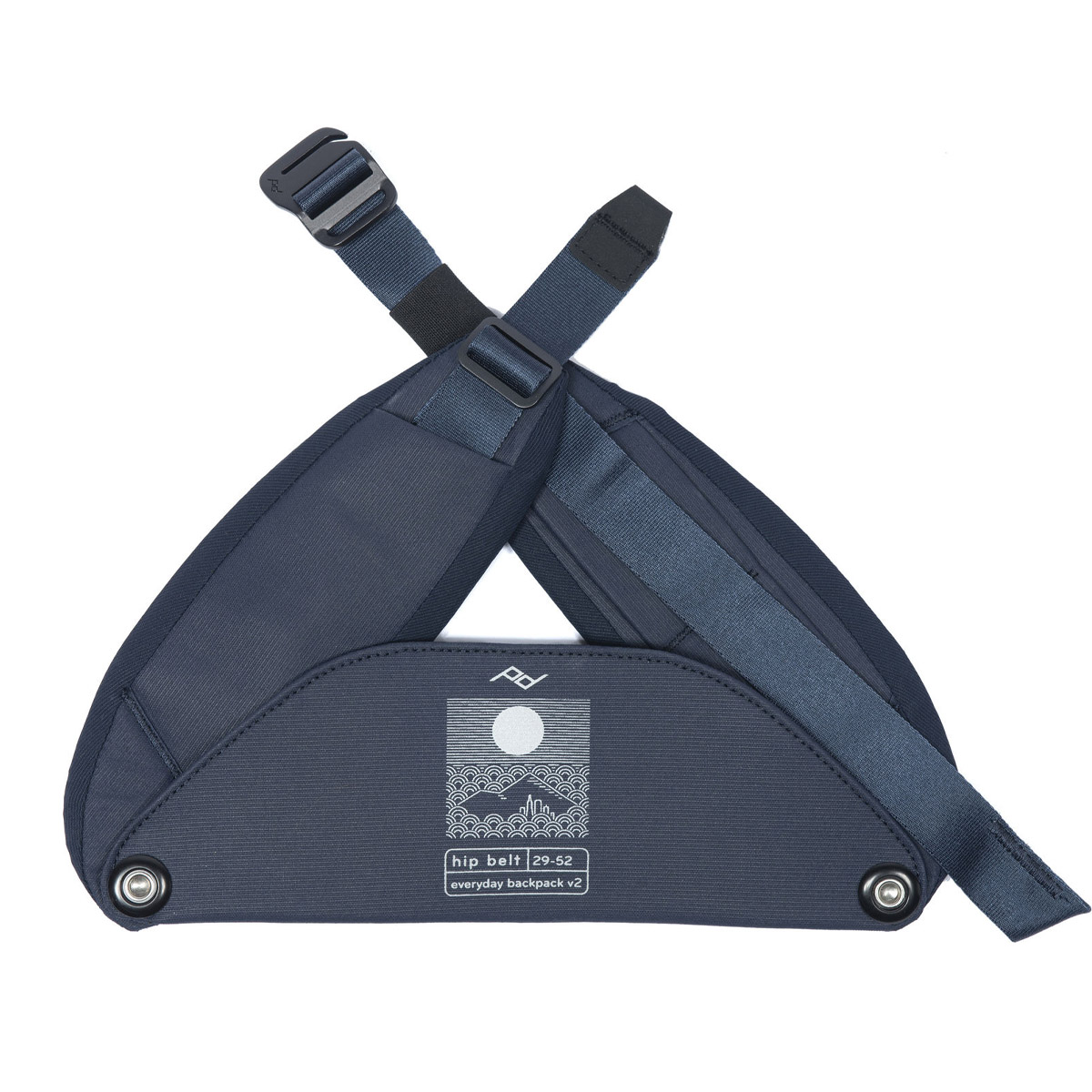 Midnight navy Peak Design Everyday Hip Belt V2 (29-52") -repussa on säädettävät hihnat, metalliset napit ja etiketti, jossa on vuoristo- ja aurinkografiikkaa ja jossa lukee "hip belt p-p-52 everyday backpack v2".