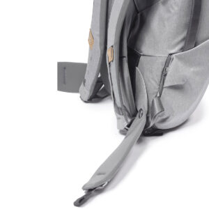 Peak-Design-Everyday-hip-belt-v2-midnight-2 Lähikuva Peak Design Everyday Hip Belt V2 -lantiovyöstä Midnight (koko 29-52), jossa korostuvat sen pehmustetut hihnat ja sivutasku valkoista taustaa vasten.