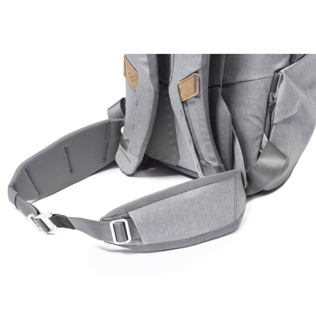 Peak-Design-Everyday-hip-belt-v2-midnight-3 Lähikuva Peak Design Everyday Hip Belt V2 Midnight -lantiovyöstä, koko 29-52, jossa näkyvät pehmustetut hihnat ja hopeinen solki mukavuutta ja tukea varten.