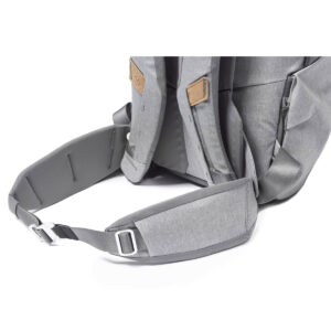 Peak-Design-Everyday-hip-belt-v2-midnight-3 Lähikuva Peak Design Everyday Hip Belt V2 Midnight -lantiovyöstä, koko 29-52, jossa näkyvät pehmustetut hihnat ja hopeinen solki mukavuutta ja tukea varten.