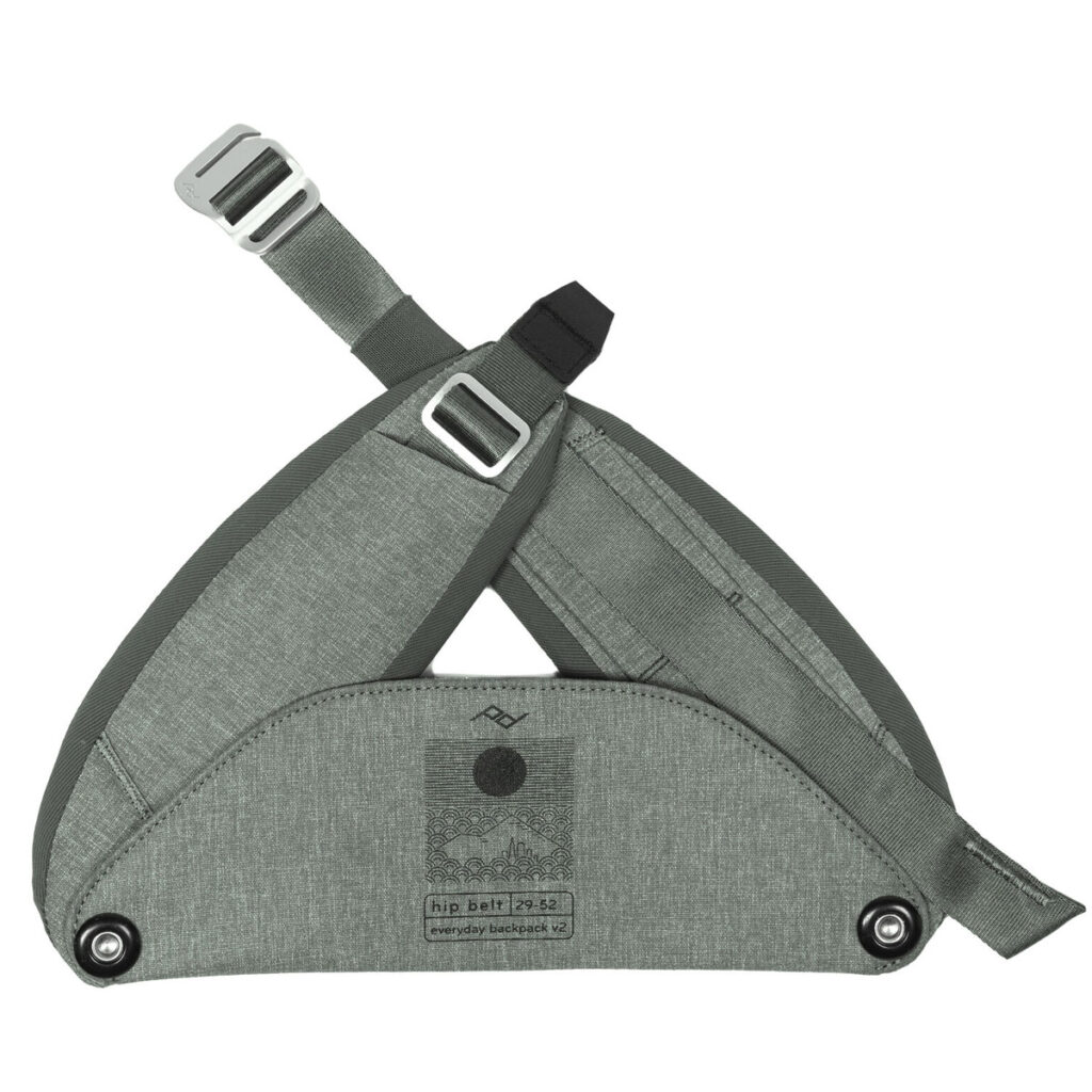 Peak-Design-Everyday-hip-belt-v2-sage-1 Peak Design Everyday Hip Belt V2 Sage (29-52") -vyössä on säädettävät hihnat, solki, kaksi metallipainiketta ja vetoketjullinen tasku jokapäiväisen repun kanssa käytettäväksi.