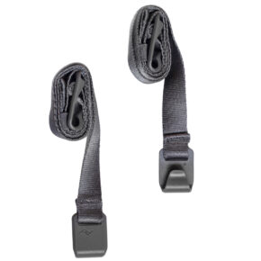 Peak-Design-External-Carry-Strap-V2-long-ash-1 Kaksi Peak Design Spareparts V2 -ulkoista kantohihnaa (pitkä, tuhka), joissa on muovisoljet, näytetään rullattuina vierekkäin valkoisella pohjalla.