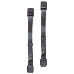 Peak-Design-External-Carry-Strap-V2-short-ash-1 Kaksi Peak Design Spareparts V2 -ulkoista kantohihnaa (lyhyt, tuhka), joissa on mustat säädettävät nailon- ja muovikiinnikkeet molemmissa päissä, pystysuorassa vierekkäin valkoisella pohjalla.