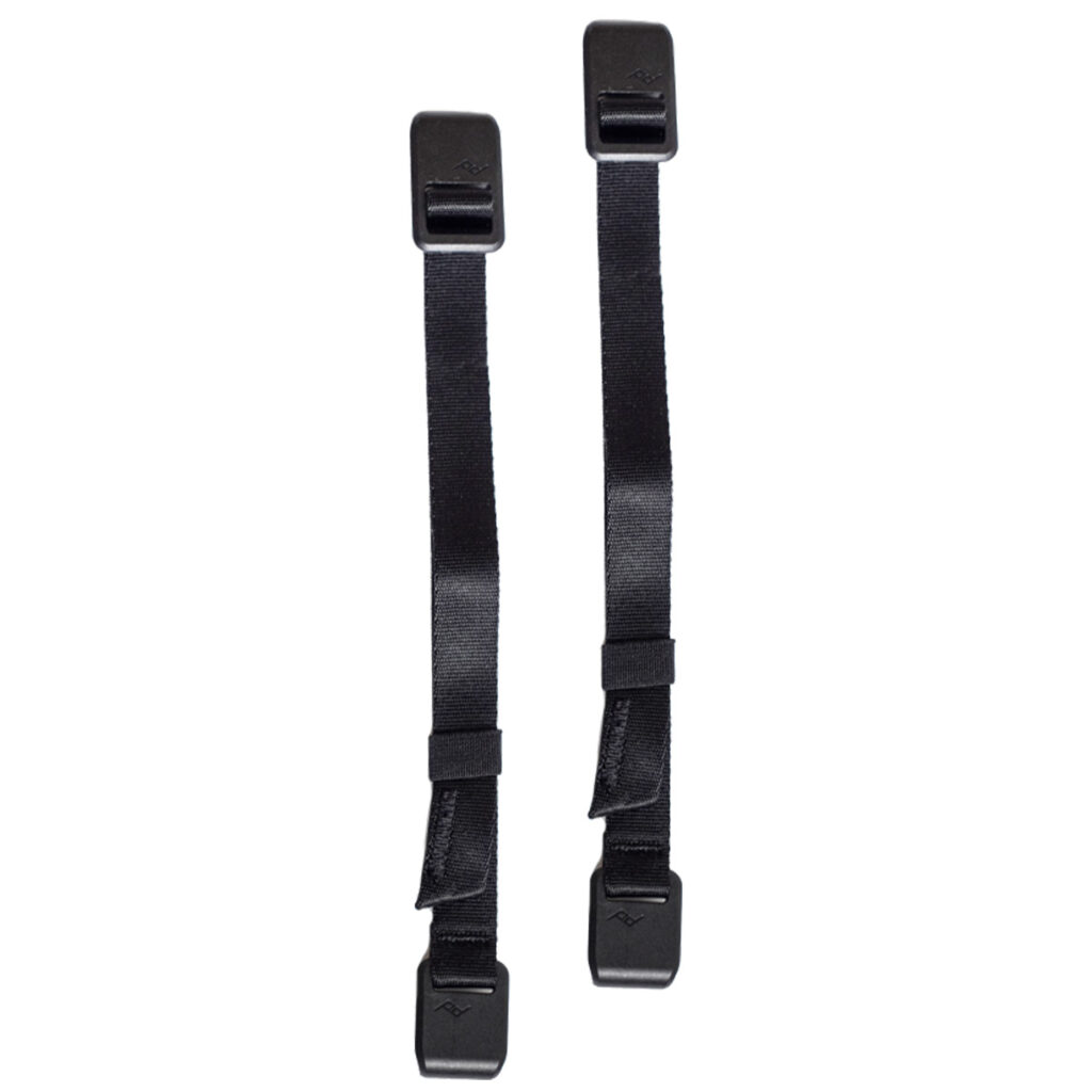 Peak-Design-External-Carry-Strap-V2-short-black-1 Kaksi Peak Design Spareparts V2 -ulkoista kantohihnaa (lyhyt, musta), joissa on muovisoljet molemmissa päissä, rinnakkain valkoisella pohjalla.