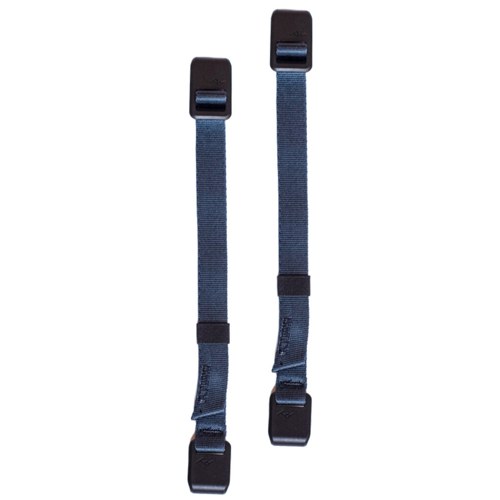 Peak-Design-External-Carry-Strap-V2-short-midnight-1 Kaksi Peak Design Spareparts V2 -ulkoista kantohihnaa (lyhyt, Midnight), joissa on säädettävät laivastonsiniset hihnat ja mustat muoviset soljet ja klipsit, kuvassa vierekkäin valkoisella pohjalla.