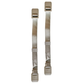 Peak-Design-External-Carry-Strap-V2-short-mushroom-1 Kaksi lyhyttä, säädettävää Peak Design V2 -ulkoista kantohihnaa, joiden molemmissa päissä on muoviset klipsit, on sijoitettu rinnakkain valkoiselle taustalle.