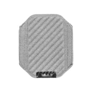 Lähikuva harmaasta, kuvioidusta Peak Design Spareparts Travel Bags - Extra Small Travel Divider -matkalaukusta, jossa on vinoraitoja ja pieni musta ommeltu yksityiskohta keskellä alareunassa, ja joka näyttää olevan valmistettu kankaasta.