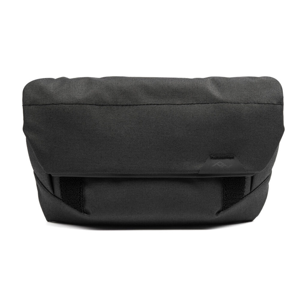 Peak-Design-Field-Pouch-V2-black-1 Peak Design Field Pouch V2 mustana on suorakulmainen kangaspussi, jossa on läppäsuljenta ja kaksi etuhihnaa, ihanteellinen pienten tavaroiden kuljettamiseen.