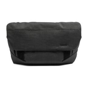 Peak-Design-Field-Pouch-V2-black-1 Peak Design Field Pouch V2 mustana on suorakulmainen kangaspussi, jossa on läppäsuljenta ja kaksi etuhihnaa, ihanteellinen pienten tavaroiden kuljettamiseen.
