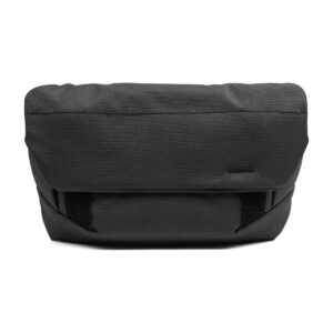 Peak-Design-Field-Pouch-V2-black-1 Peak Design Field Pouch V2 mustana on suorakulmainen kangaspussi, jossa on läppäsuljenta ja kaksi etuhihnaa, ihanteellinen pienten tavaroiden kuljettamiseen.