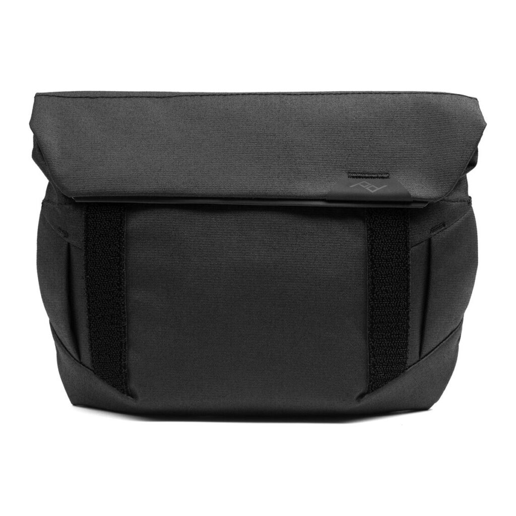 Peak-Design-Field-Pouch-V2-black-2 Peak Design Field Pouch V2 - Black on tyylikäs, musta, suorakulmainen laukku, jossa on läppäsuljenta ja minimalistinen muotoilu, ja jossa on kaksi pystysuoraa mustaa hihnaa edessä.
