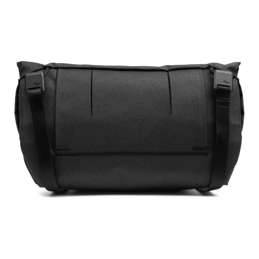 Peak-Design-Field-Pouch-V2-black-3 Peak Design Field Pouch V2 mustana on minimalistinen, suorakaiteen muotoinen messenger-laukku, jossa on hienovarainen tikkaus edessä ja kaksi soljellista sivuhihnaa.
