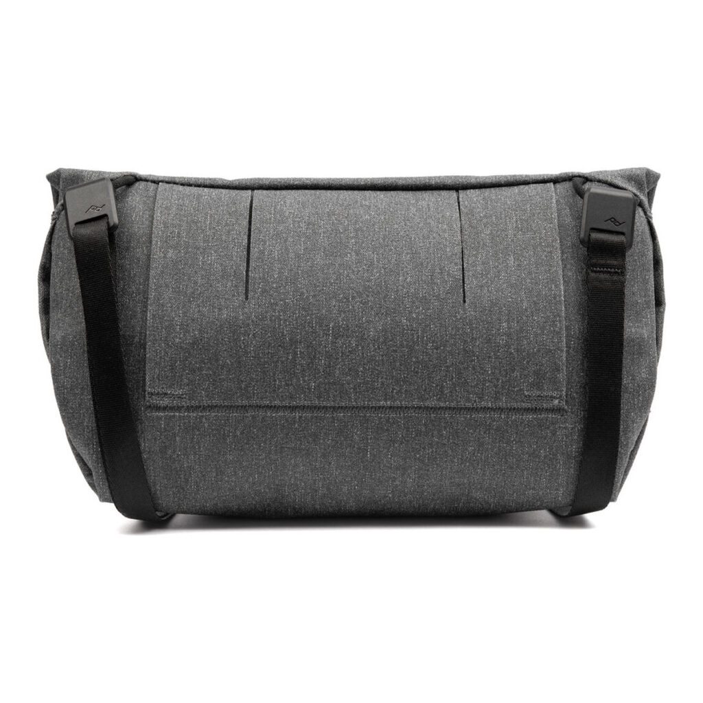 Peak-Design-Field-Pouch-V2-charcoal-3 Peak Design Field Pouch V2 in Charcoal on harmaa, suorakulmainen laukku, jossa on kuvioitu kangas, kaksi mustaa solkihihnaa edessä ja minimalistinen muotoilu. Se on esitetty valkoista taustaa vasten.