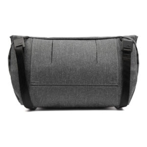 Peak-Design-Field-Pouch-V2-charcoal-3 Peak Design Field Pouch V2 in Charcoal on harmaa, suorakulmainen laukku, jossa on kuvioitu kangas, kaksi mustaa solkihihnaa edessä ja minimalistinen muotoilu. Se on esitetty valkoista taustaa vasten.