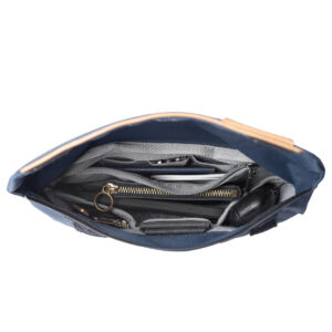 Peak-Design-Field-Pouch-V2-midnight-5 Avoimen Peak Design Field Pouch V2 - Midnight -laukun yläkatsomossa näkyy järjestettyjä lokeroita, vetoketjullinen tasku, avaimenperä ja sisällä olevia esineitä, kuten lompakko ja puhelin.