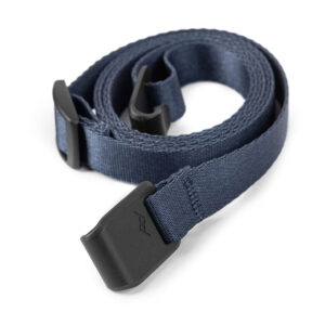 Peak-Design-Field-Pouch-V2-midnight-7 Peak Design Field Pouch V2 - Midnight -laukussa on kääritty laivastonsininen hihna, jonka molemmissa päissä on mustat muoviklipsit, jotka sopivat täydellisesti tavaroiden kiinnittämiseen.