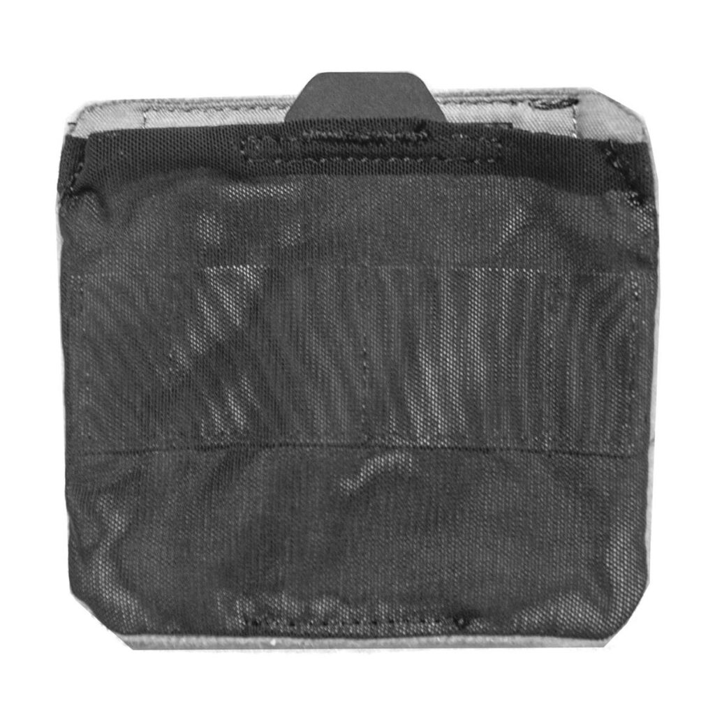 Peak-Design-Floating-Pocket-for-Camera-Cubes-1 Musta, neliönmuotoinen nailon Peak Design Floating Pocket for Camera Cubes, jossa on kangasvälilehti ja näkyvät tikkaukset, hieman ryppyinen, kuvassa valkoisella pohjalla.