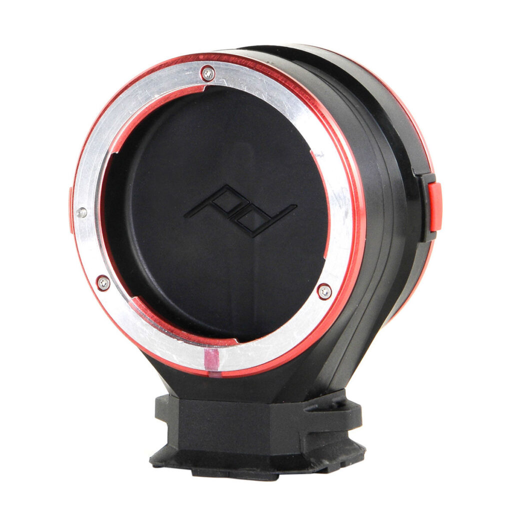 Peak Design Lens Kit - Canon EF on musta ja punainen pyöreä objektiivipidike, jossa on metallinen reunus, tasainen pohja ja etukanteen kohokuvioitu geometrinen logo.