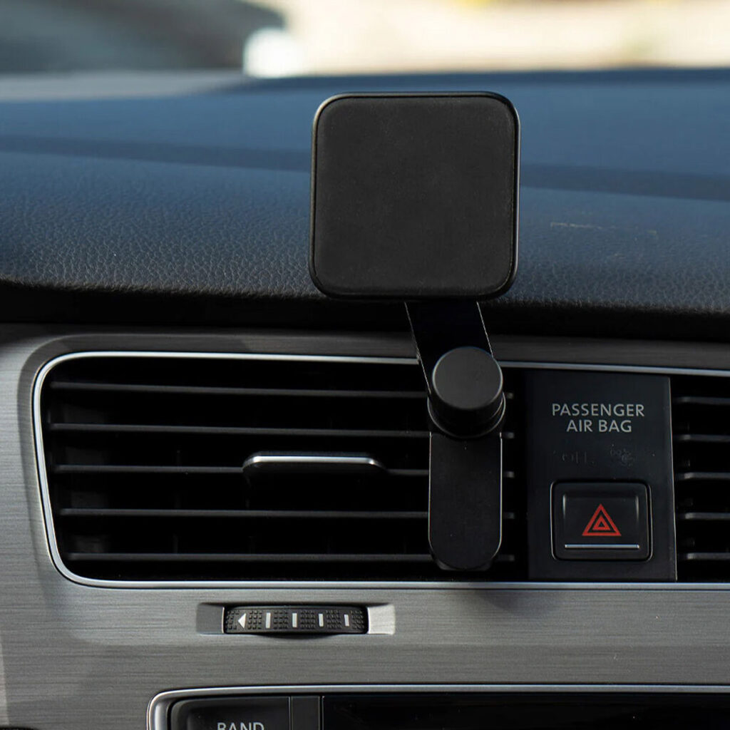 Peak Design Mobile Charging Car Mount Vent on musta magneettinen puhelimen pidike, joka kiinnitetään auton tuuletusaukkoon, joka sijaitsee matkustajan turvatyynyn merkkivalon ja hätävilkkujen painikkeen lähellä.