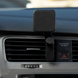Peak Design Mobile Charging Car Mount Vent on musta magneettinen puhelimen pidike, joka kiinnitetään auton tuuletusaukkoon, joka sijaitsee matkustajan turvatyynyn merkkivalon ja hätävilkkujen painikkeen lähellä.