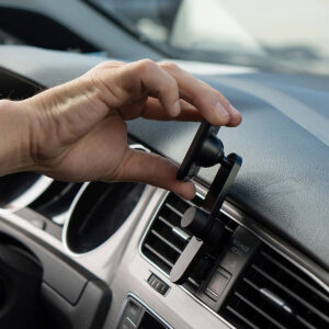 Peak-Design-Mobile-Car-Mount-Vent-5 Käsi asentaa Peak Design Mobile Car Mount Vent -laitteen auton tuuletusaukkoon, joka on juuri kojelaudan hallintalaitteiden ja vaaranhallintapainikkeen yläpuolella.