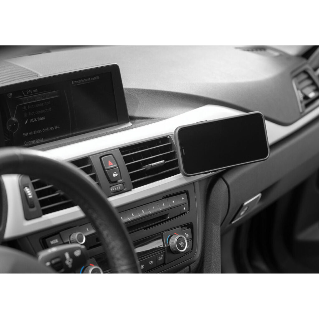 Peak-Design-Mobile-Magnetic-Car-Mount4 Peak Design Mobile VHB-tarra-autoteline pitää älypuhelimen vaakasuorassa modernin auton kojelaudalla, lähellä keskikonsolia ja ohjauspainikkeita, ilmastointisäätimien yläpuolella ja infotainment-näytön alapuolella.