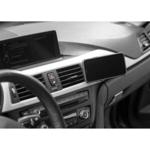 Peak-Design-Mobile-Magnetic-Car-Mount4 Peak Design Mobile VHB-tarra-autoteline pitää älypuhelimen vaakasuorassa modernin auton kojelaudalla, lähellä keskikonsolia ja ohjauspainikkeita, ilmastointisäätimien yläpuolella ja infotainment-näytön alapuolella.