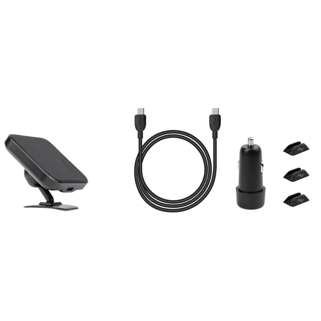 Peak-Design-Mobile-Magnetic-Charging-Car-Mount4 Peak Design Mobile VHB-tarralatausautotelinesarja sisältää magneettikiinnikkeen, USB-C-latauskaapelin, autolaturisovittimen ja kolme metallilevyä valkoisella pohjalla.