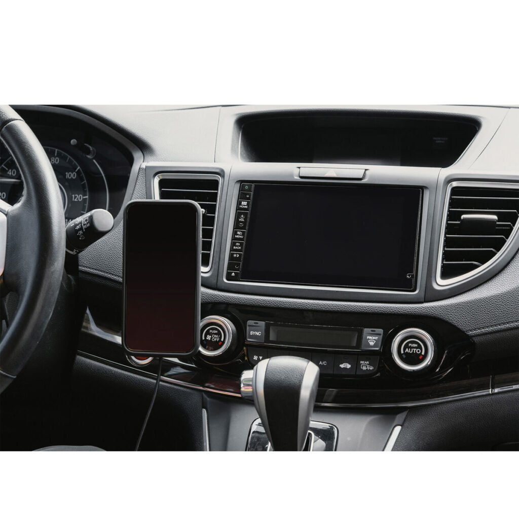 Peak-Design-Mobile-Magnetic-Charging-Car-Mount5 Peak Design Mobile VHB-tarralataava autokiinnike kiinnittää älypuhelimen auton kojelautaan lähelle ohjauspyörää, jolloin myös keskikonsoli, kosketusnäyttö, ilmastointisäätimet ja vaihteenvalitsin ovat näkyvissä.