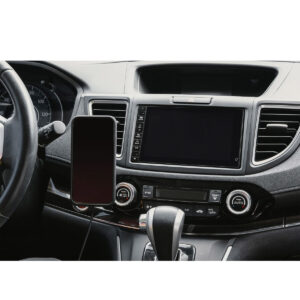 Peak-Design-Mobile-Magnetic-Charging-Car-Mount5 Peak Design Mobile VHB-tarralataava autokiinnike kiinnittää älypuhelimen auton kojelautaan lähelle ohjauspyörää, jolloin myös keskikonsoli, kosketusnäyttö, ilmastointisäätimet ja vaihteenvalitsin ovat näkyvissä.