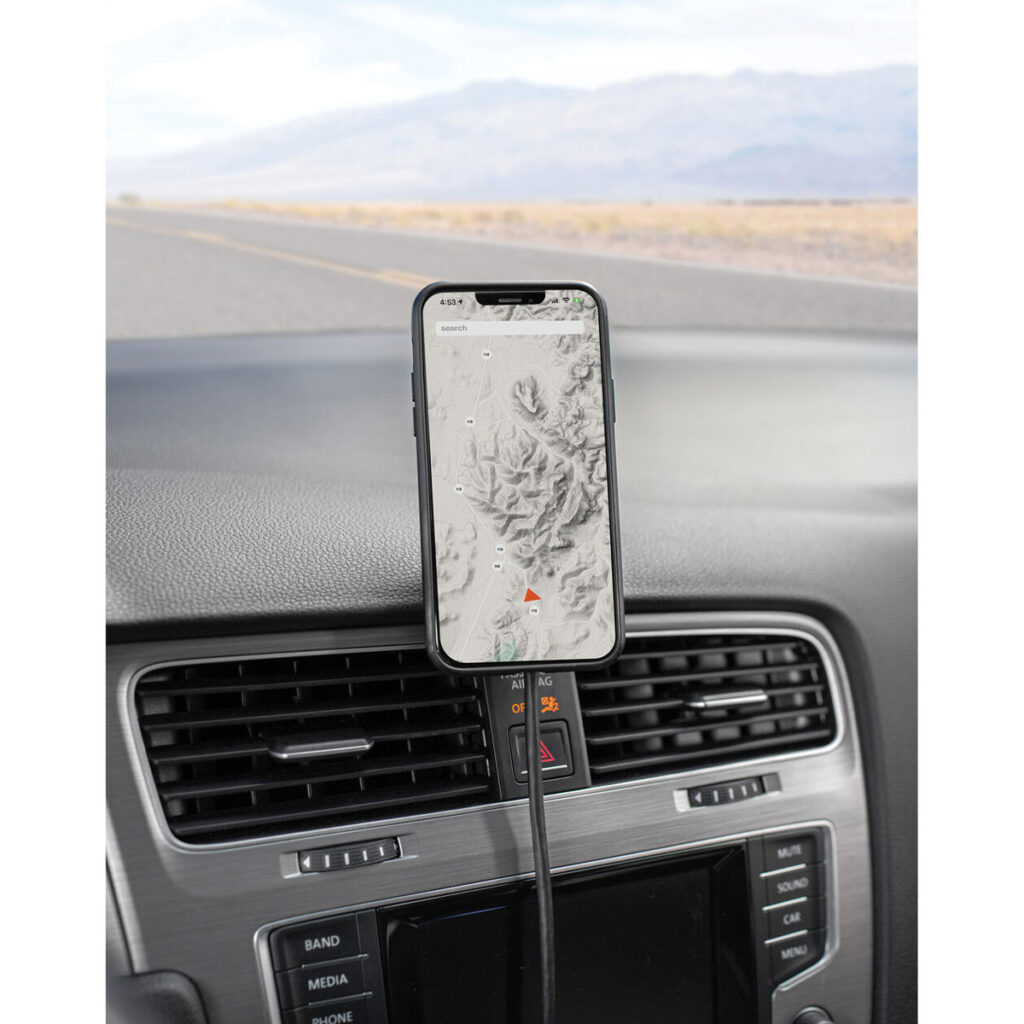 Peak-Design-Mobile-Magnetic-Charging-Car-Mount6 Peak Design Mobile VHB-tarralatausautoteline pitää älypuhelimen ja topografisen kartan kojelaudalla tuuletusaukkojen läheisyydessä, kun taas aavikkotie ulottuu auton tuulilasin ulkopuolelle.