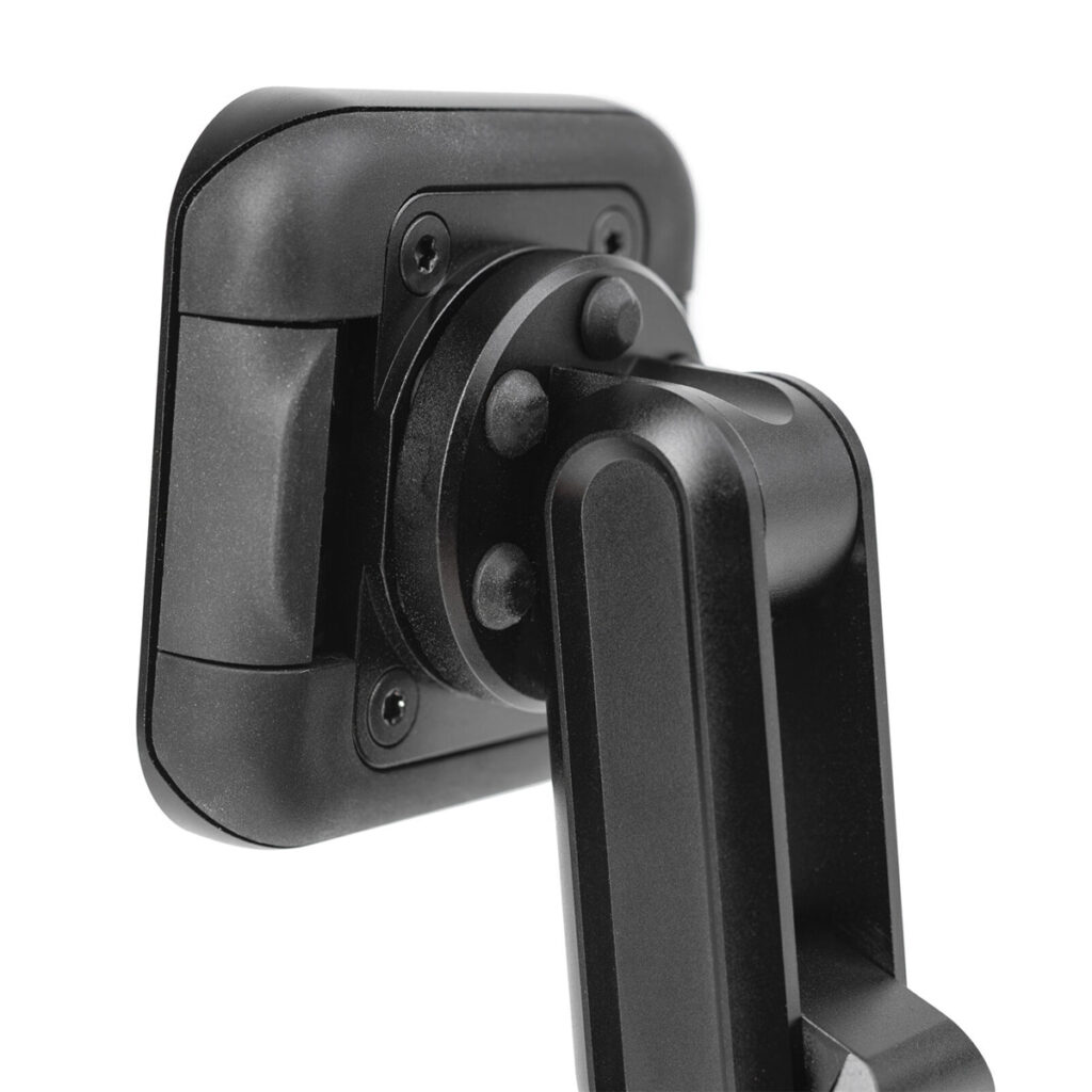 Peak-Design-Mobile-Motorcycle-Stem-Mount-2 Lähikuvassa Peak Design Mobile Motorcycle Stem Mount, musta, jossa on säädettävä varsi, neliönmuotoinen kiinnityslevy, ruuvit ja nivel, jonka avulla laite voidaan sijoittaa turvallisesti moottoripyörään.