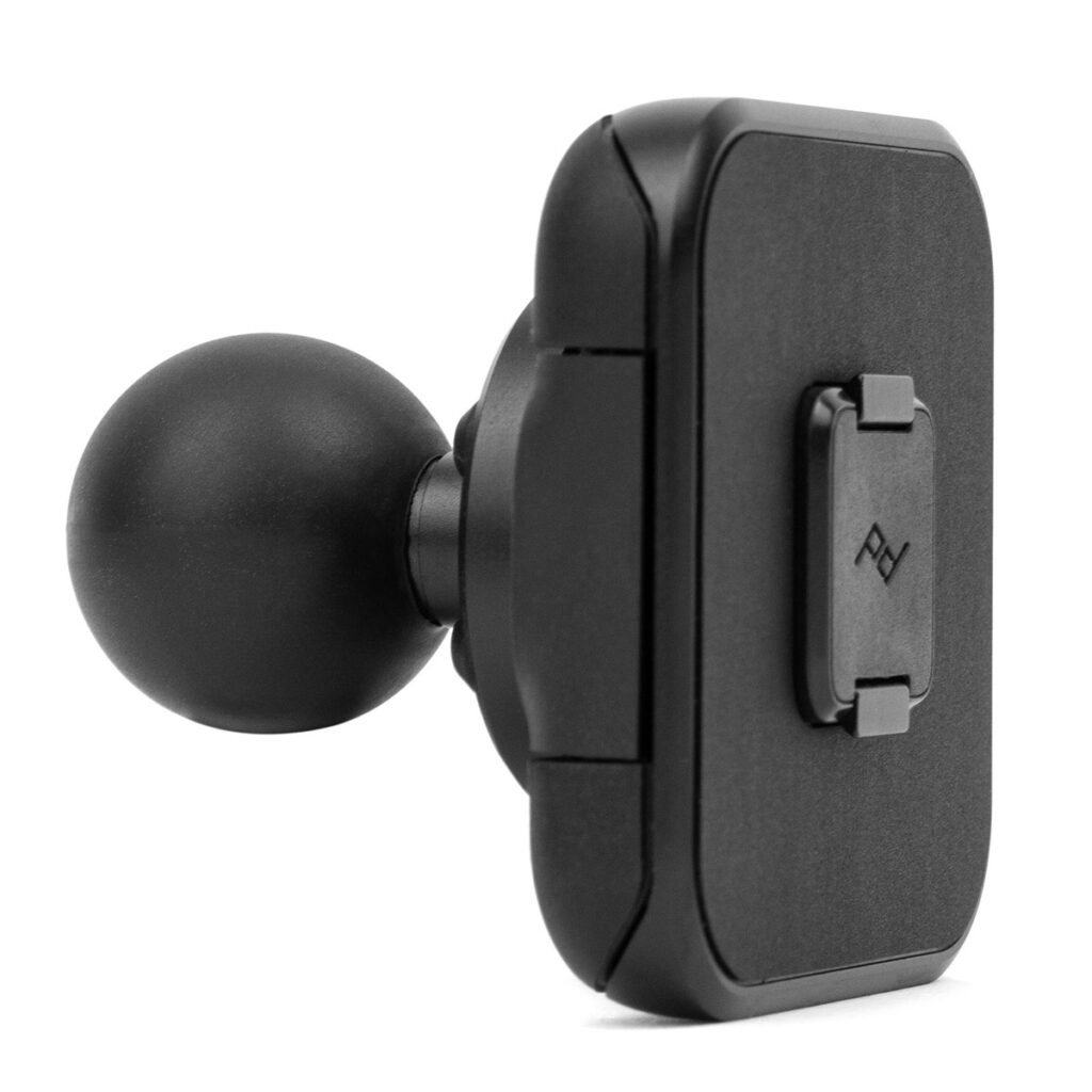 Peak-Design-Mobile-Motorcycle-ball-adapter-1 Peak Design Mobile Motorcycle Mount 1" Ball Adapter, kuvassa mustan pallomaisen pohjan ja suorakulmaisen etulevyn kulma.