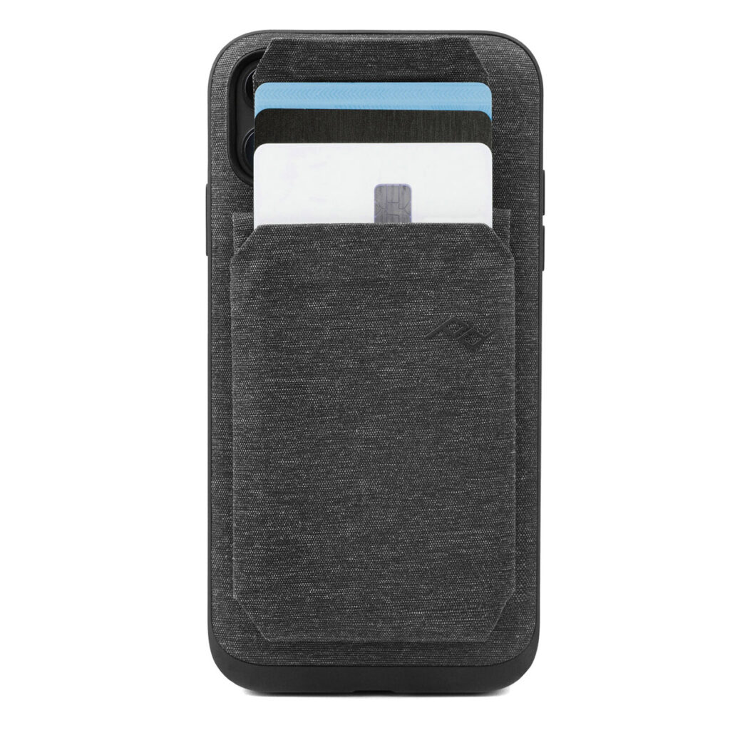 Peak-Design-Mobile-Stand-Wallet-3 Peak Design Mobile Wallet Stand - Charcoal on musta kotelo, jonka takana on kankainen korttipidike, johon mahtuu kaksi korttia - yksi sininen ja yksi valkoinen.