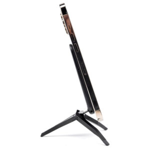 Peak-Design-Mobile-Tripod-4 Sivukuva Peak Design Mobile Tripod - Black -jalustasta, jossa ohut laite on pystyssä valkoista taustaa vasten, korostaa jalustan kokoontaitettavaa muotoilua ja siirrettävyyttä. Myös laitteen ohut profiili ja reunimmaiset portit näkyvät.
