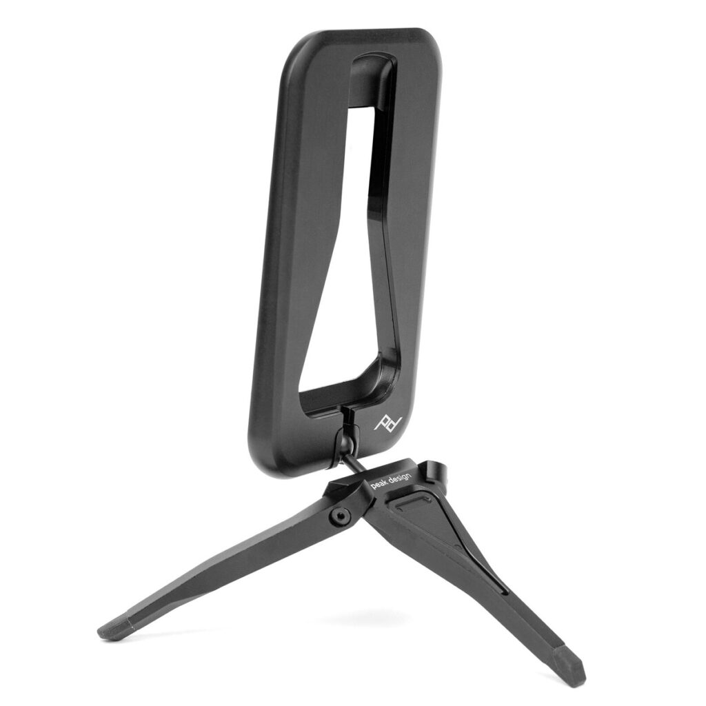 Peak-Design-Mobile-Tripod-5 Peak Design Mobile Tripod - Black on kompakti, kokoontaitettava kolmijalkainen kolmijalkainen kolmijalkainen jalusta, jossa on suorakulmainen runko, joka sopii erinomaisesti kameroiden tai laitteiden tukemiseen.