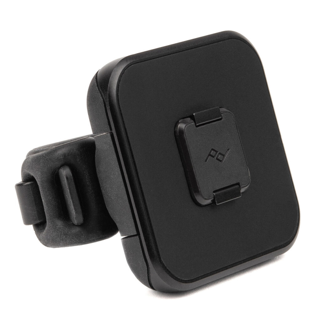 Peak-Design-Mobile-Universal-Bar-mount-3 Peak Design Mobile Universal Bar Mount - Black on musta, neliskulmainen lisävaruste, jossa on pyöristetyt reunat ja sivukiinnike ja joka on suunniteltu kiinnittämään laite turvallisesti hihnaan tai vyöhön.