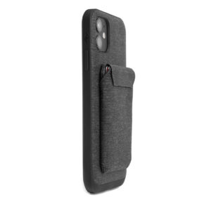 Peak-Design-Mobile-Wallet-Slim-1 Musta älypuhelin, jossa on Peak Design Mobile Wallet Slim - Charcoal, tummanharmaa kuvioitu kotelo, jonka takaosassa on kiinnitetty kangastasku kortteja tai käteistä varten.