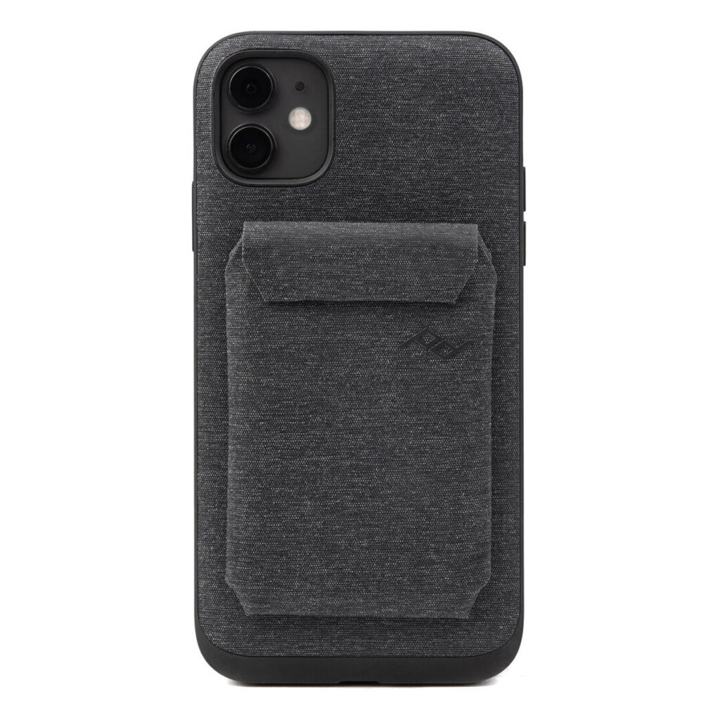 Peak-Design-Mobile-Wallet-Slim-2 Musta älypuhelin yhdistettynä Peak Design Mobile Wallet Slim - Charcoal -lompakkoon, joka on minimalistinen, tummanharmaa kangaslompakko, jossa on läppäsuljenta ja joka on kiinnitetty puhelimen takaosaan.