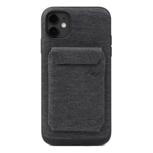 Peak-Design-Mobile-Wallet-Slim-2 Musta älypuhelin yhdistettynä Peak Design Mobile Wallet Slim - Charcoal -lompakkoon, joka on minimalistinen, tummanharmaa kangaslompakko, jossa on läppäsuljenta ja joka on kiinnitetty puhelimen takaosaan.