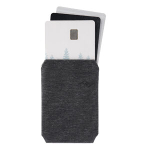 Peak-Design-Mobile-Wallet-Slim-3 Peak Design Mobile Wallet Slim - Charcoal -lompakko on harmaata kangasta, ja siinä on kolme osittain näkyvää korttia - yksi, jossa on siru ja heikko puumalli - valkoista taustaa vasten.