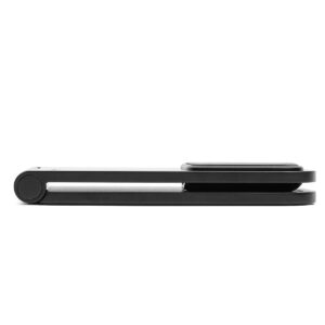 Peak-Design-Mobile-Wireless-Charging-Stand-3 Tyylikäs, musta Peak Design Mobile Wireless Charging Stand -laturiteline, jossa on minimalistinen, moderni muotoilu, kuvattuna sivulta valkoista taustaa vasten.