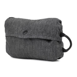 Peak-Design-Packable-Tote---Charcoal4 Peak Design Packable Tote in Charcoal on kompakti, suorakaiteen muotoinen kangaspussi, jossa on napitettu läppä ja musta silmukkakahva valkoista taustaa vasten.