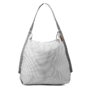 Peak-Design-Packable-Tote--Rawl1 Peak Design Packable Tote - Raw on suuri, vaaleanharmaa olkalaukku, jossa on leveä hihna, pehmeä slouchy-muoto, hienovarainen ruudullinen rakenne ja vahvistetut reunat lisäävät kestävyyttä.