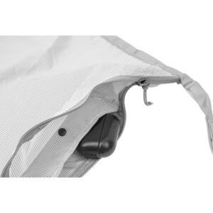 Peak-Design-Packable-Tote--Rawl2 Lähikuvassa Peak Design Packable Tote - Raw -malliston harmaa vetoketjullinen verkkotasku on hieman auki, mikä paljastaa osan pienestä mustasta kovasta kotelosta ja korostaa kankaan rakennetta.