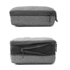 Peak-Design-Packing-Cube-Small---Charcoal3 Kaksi näkymää Peak Design Packing Cube Small - Charcoal -laukusta: yläkuvassa on etupuoli, jossa on pieni vetoketjullinen tasku, kun taas alakuvassa on takapuoli, jossa on isompi verkkoinen vetoketjullinen lokero.