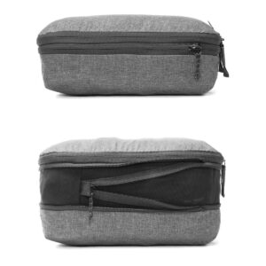 Peak-Design-Packing-Cube-medium--Charcoal3 Peak Design Packing Cube Medium in Charcoal näkyy ylhäältäpäin suljetulla vetoketjulla ja sivulta, jossa korostuu useita vetoketjullisia lokeroita ja organisatorisia osioita.