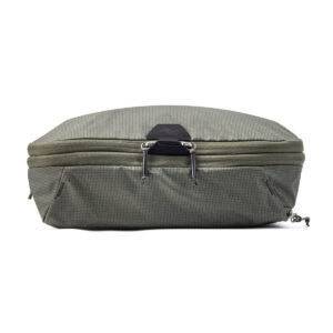 Peak-Design-Packing-Cube-medium--Sage2 Peak Design Packing Cube Medium Sage -malli näkyy edestä valkoista taustaa vasten, ja siinä on kuvioitu vihreä kangas, kaksi vetoketjun vetoketjuvetoketjua ja pieni musta logolaastari päällä.