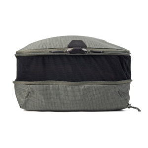Peak-Design-Packing-Cube-medium--Sage3 Peak Design Packing Cube Medium in Sage on harmaa, suorakulmainen matkanjärjestäjä, jossa on keskellä vetoketjullinen verkkolokero ja kangaspaneelit ylä- ja alapuolella valkoisella pohjalla.